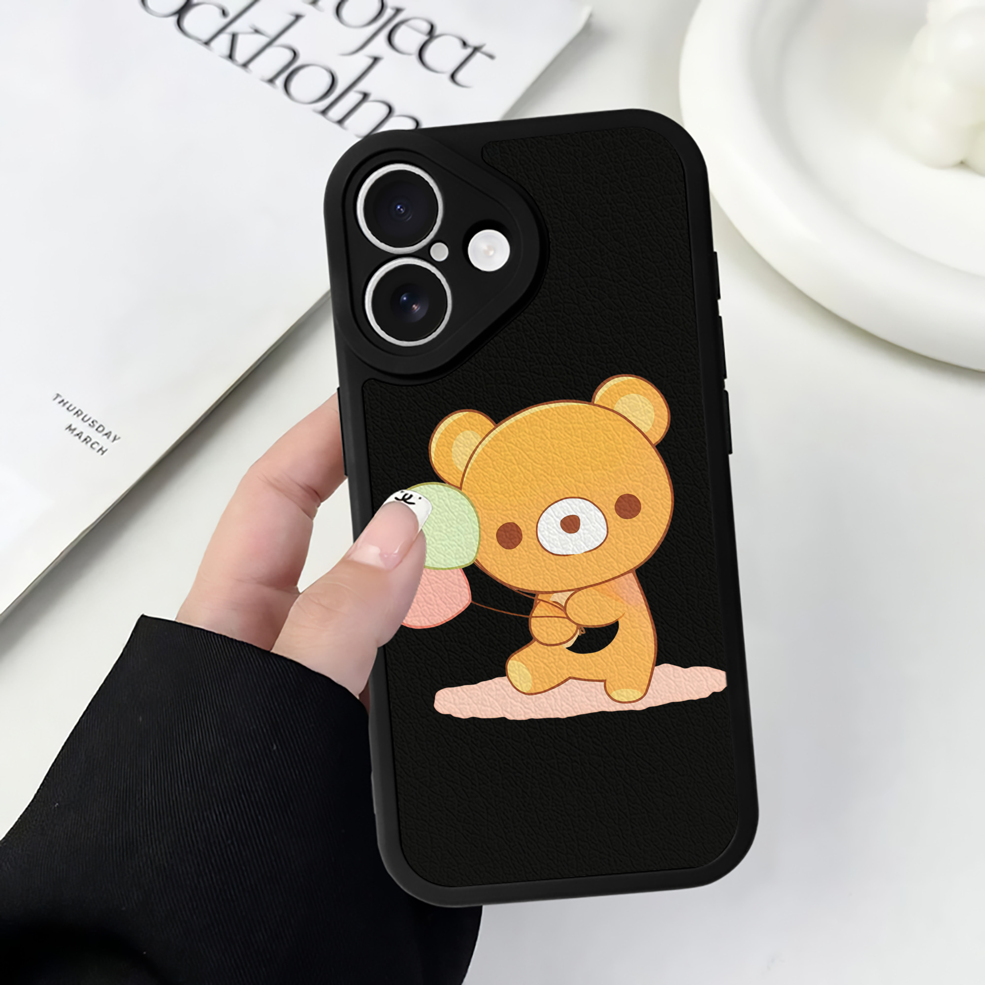 （画像用） リラックマ リラックマ キイロイトリ Rilakkuma Korilakkuma Kiiroitori 【iPhone 16シリーズ対応】シリコンスマホケース（レザー調） 材質：シリコン